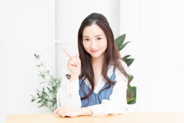 エアコン使用のコツを教えてくれる女性